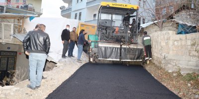 Hakkari’de ara sokaklara asfalt serildi