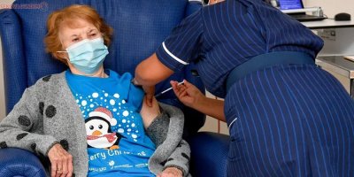İlk Pfizer aşısını olan 90 yaşındaki kadın: Harika hissediyorum