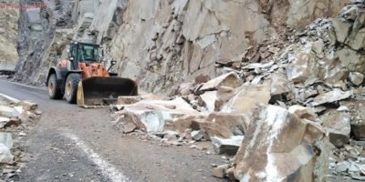 Kaya parçalarının düştüğü yol trafiğe kapandı