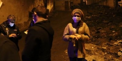 Yanan evi için gözyaşları döktü