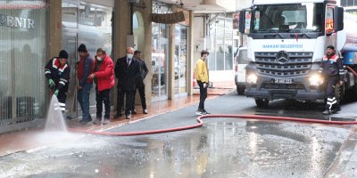 Hakkari’de yollar tazyikli suyla yıkandı