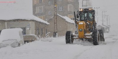 Yüksekova'da karla mücadele çalışması
