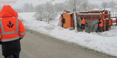 Kar temizleme çalışması yapan iş makinesi devrildi