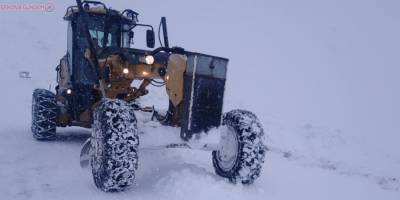 Hakkari’de kardan kapanan yolları açma çalışmaları sürüyor
