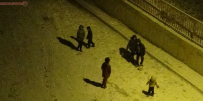 Çocukların karda top keyfi