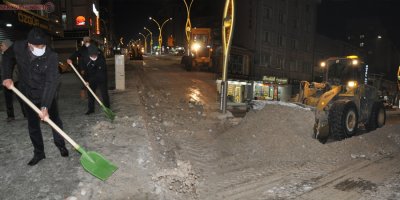 Yüksekova'da kar temizleme çalışması