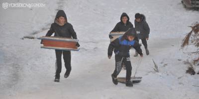 Yüksekovalı çocukların kızak keyfi