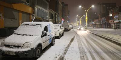Yüksekova'da kar yağışı etkili oluyor