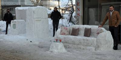 Yüksekovalı gençler, kardan kanepe, buzdolabı ve çamaşır makinesi yaptı