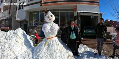 İşsizlik nedeniyle evlendiremediği oğluna kardan gelin yaptı