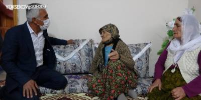 Yüksekova'da köy muhtarı ev ev gezerek vatandaşları aşı olmaları için uyarıyor