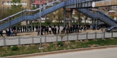 Yüksekova'da vatandaşlar, izin belgesi için uzun kuyruk oluşturdu