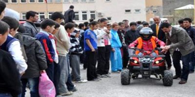 Hakkari'de çocuklara motosiklet eğitimi