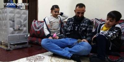 Evine aldığı yavru sincabı biberonla besliyor