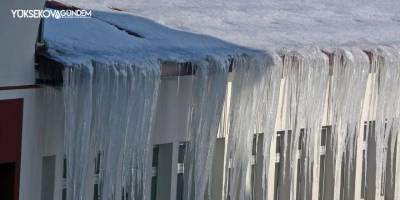 Çatılardaki buz sarkıtları 4 metreyi buldu