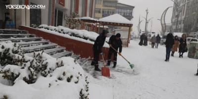 Hakkari'de kar temizleme ve tuzlama çalışması