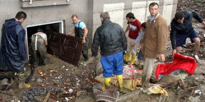 TOKİ evleri sele kapıldı: 8 ölü