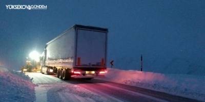 Tipi ve karda mahsur kalan tır kurtarıldı