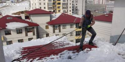 Ekmekleri ipin ucunda