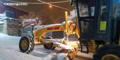 Başkale’de araçlar kara gömüldü, okullar tatil edildi