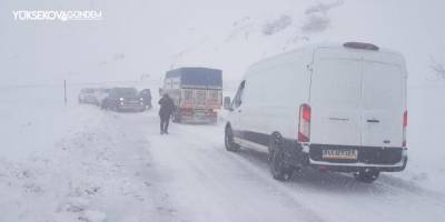 Yoğun kar, sis ve tipiden dolayı onlarca araç yolda kaldı