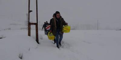 Yoğun kar yağışı altında köy köy gezerek yaptığı 100 pastayı dağıttı