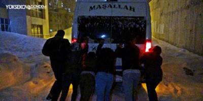 Mahsur kalan minibüsü vatandaşlar kurtardı
