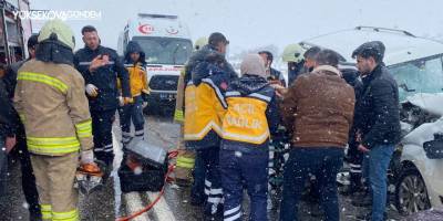 Mardin'de iki araç kafa kafaya çarpıştı: 3 ölü, 8 yaralı