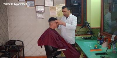 23 yıldır tıraş ettiği binlerce müşterisinin fotoğrafını arşivledi