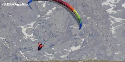 Yamaç paraşütü tutkunları Erek Dağı eteğinde antrenman yapıyor