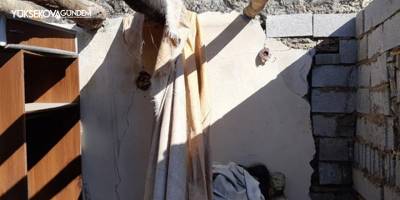 Üzerine kaya düşen evde canlarını zor kurtardılar