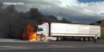 Seyir halindeki tır alev aldı, sürücü son anda kurtuldu