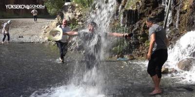 Sıcaktan bunalan vatandaşlar doğal şelalede serinleniyor