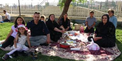 Güneşli havayı fırsat bilen Yüksekovalılar parklara akın etti