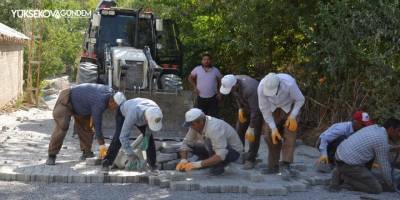 İşçilerin sıcak havada zorlu mesaisi