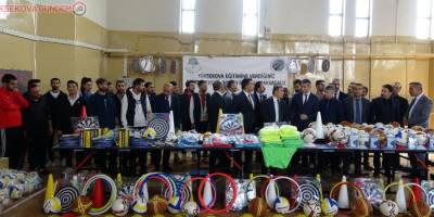 Yüksekova'daki Okullara 350 Bin TL Değerinde Spor Malzemesi Desteği