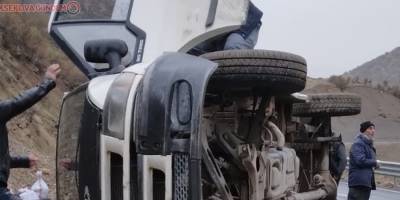 Hakkari’de minibüs yan yattı: 5 yaralı
