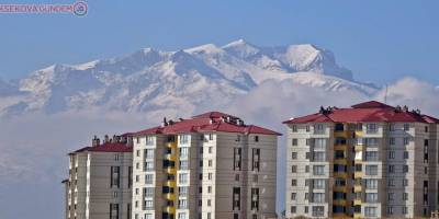 Karlı dağlarla birleşen bulutlar hayran bıraktı