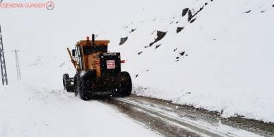 Hakkari'de kapanan 10 yerleşim yolunda karla mücadele çalışması
