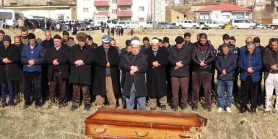 Silahla vurulan 3 kişi gözyaşları arasında toprağa verildi