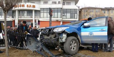 Zabıta aracına kamyonet çarptı, 3 kişi yaralandı