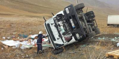 Van’da 2 tır kafa kafaya çarpıştı: 2 yaralı