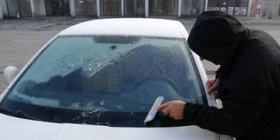 Yüksekova’da araçlar buz tuttu