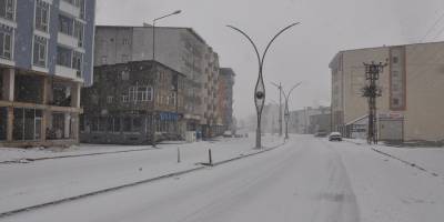 Yüksekova'da Sıcak Havalar yerini kar yağışına bıraktı