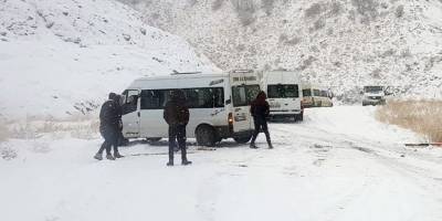 Yüksekova-Şemdinli Karayolunda Araçlar Mahsur Kaldı