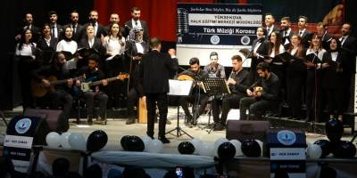 Yüksekova'da Kurulan Koro Ekibinden Müzik Ziyafeti