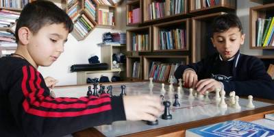 Kütüphanelerde Öğrenciler Hem Okuyor Hem Eğleniyor