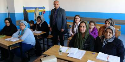 Yüksekova'da Kadınlar Okuma Yazma Kursuna Yoğun İlgi Gösteriyor