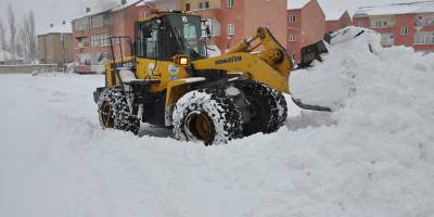 Yüksekova Belediyesi Yolları Kardan Temizliyor