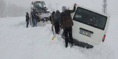 Yüksekova'da Kar Yağışı Nedeniyle mahsur kalan vatandaşlar kurtarıldı